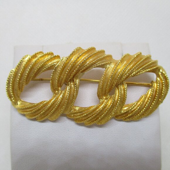 Napier Gold Tone Metal Brooch Napier Textured Circle Gold Tonel Brooch Napier - Picture 1 of 8